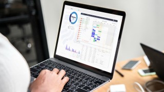 Cum te ajută un sistem CRM în imobiliare să vinzi mai mult